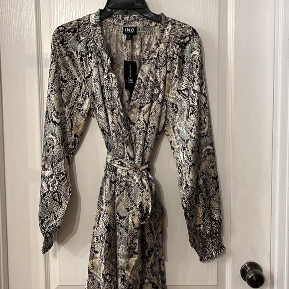 I.N.C. Size Medium Snake print Warm winter color - Picture 2 of 3